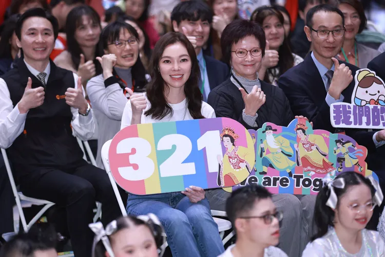 曾馨瑩今日出席中華民國唐氏症基金會在台北車站舉辦的《321因為有你・我們一起》特展。彭欣偉攝