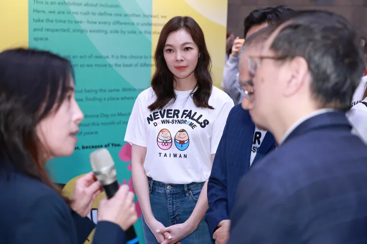 曾馨瑩專心聆聽展覽導覽。彭欣偉攝