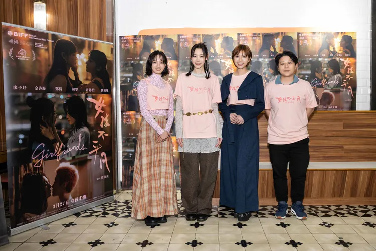 韓寧（左起）、劉漪琳和陳孟琪和導演徐欣羨出席《女孩不平凡》茶敘。綺影提供