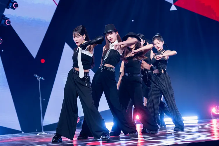 《宇宙啦啦隊》電豹女韓籍成員海莉(左1)罕見吐露心聲，坦言異鄉奮鬥的孤單。華視提供