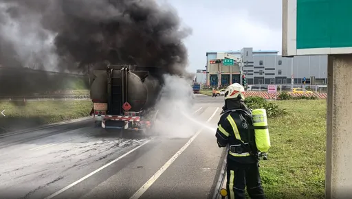 停紅燈突傳爆聲！桃園化學槽車後輪竄火狂冒煙　載運非危險物幸無人傷　