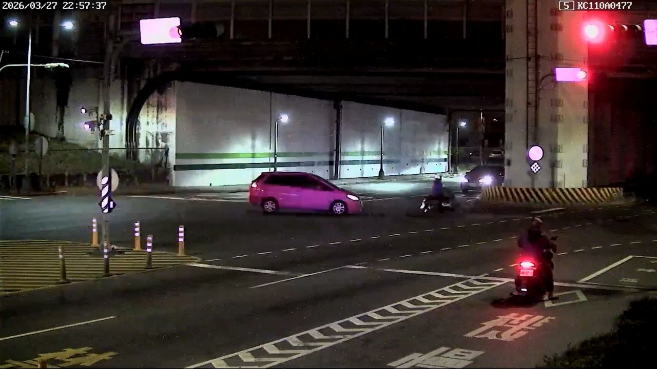 機車鬼切左轉險撞上!小客車嚇傻急按喇叭 警方要出手了