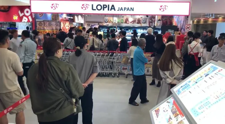 台南三井OUTLET二期今天試營運，不少店鋪前人潮擠爆。讀者提供