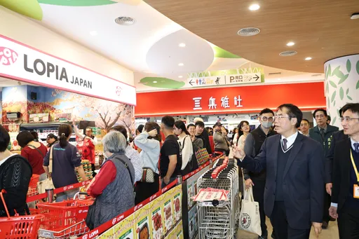台南三井OUTLET二期試營運20日開幕　人潮爆棚民眾大驚「不用上班嗎？」