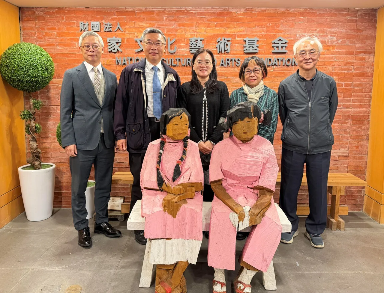 國藝會第11屆監事會成員，（從左至右）林發立、常務監事黃時中、羅莉婷、容淑華、楊其文。國藝會提供 