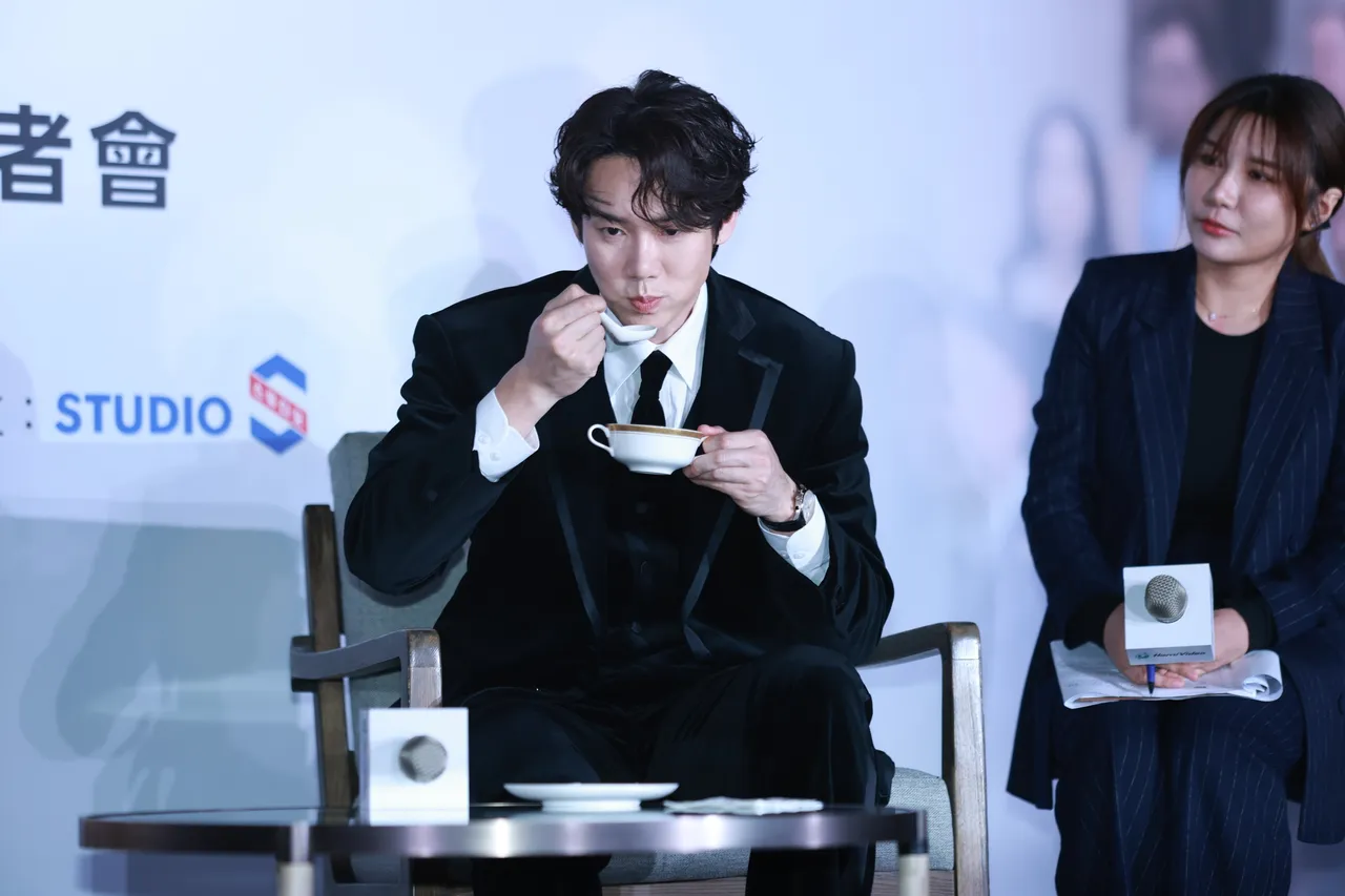 柳演錫現場吃起湯圓慶祝元宵節，大讚「金厚價」。攝影中心攝