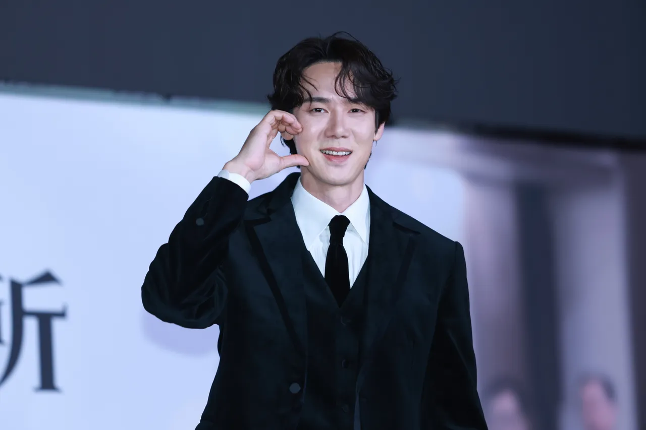 柳演錫對著粉絲比出臉頰愛心。攝影中心攝