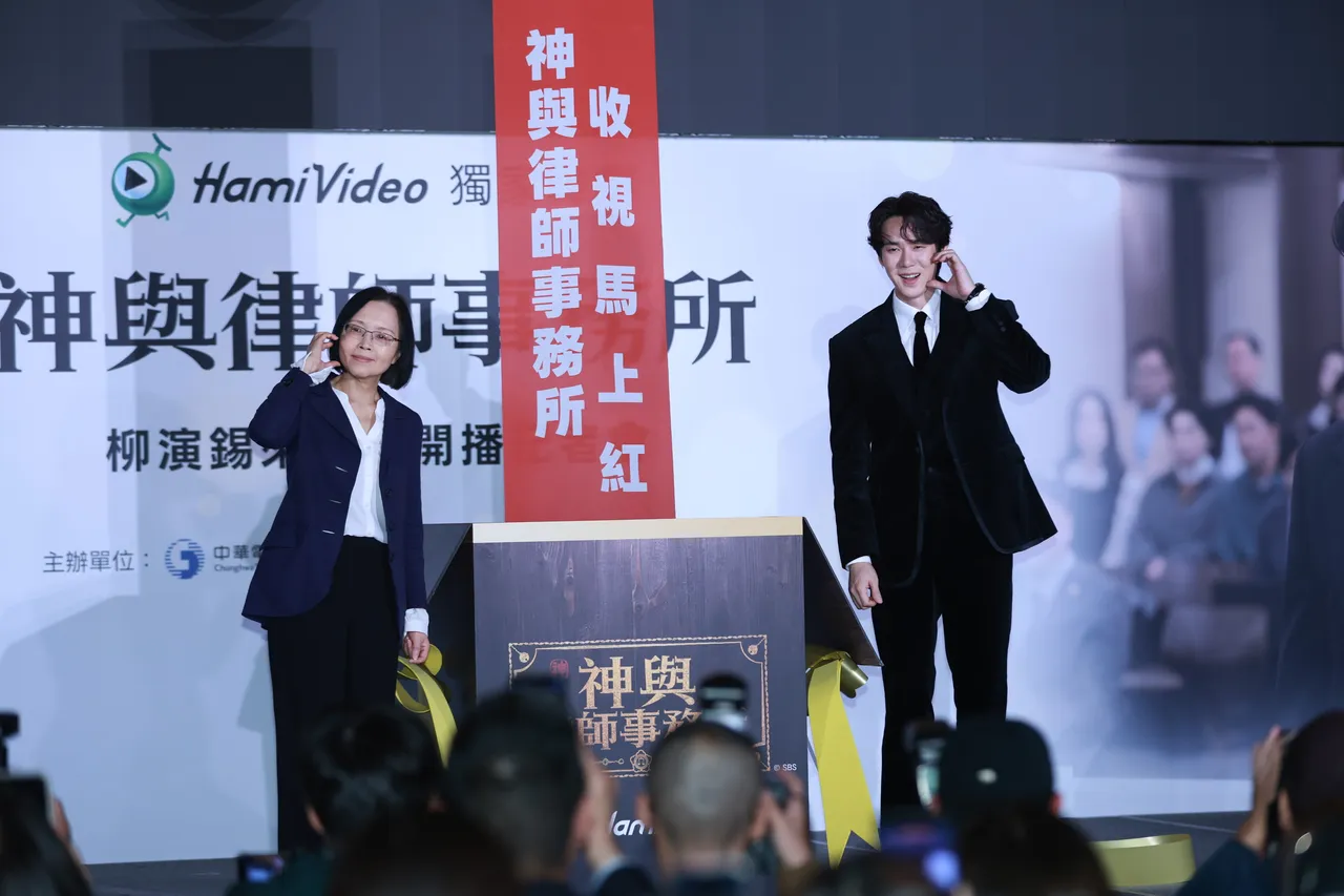 柳演錫（右）與中華電信高層一起打開書本，升上「收視馬上紅」布條。攝影中心攝