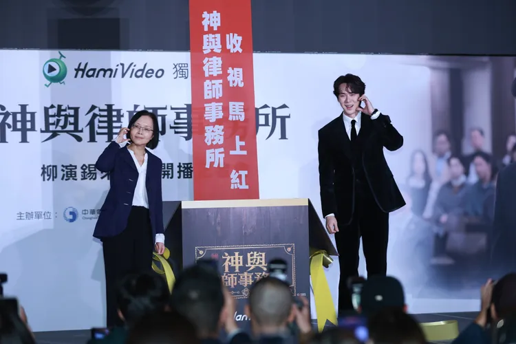 柳演錫（右）與中華電信高層一起打開書本，升上「收視馬上紅」布條。攝影中心攝