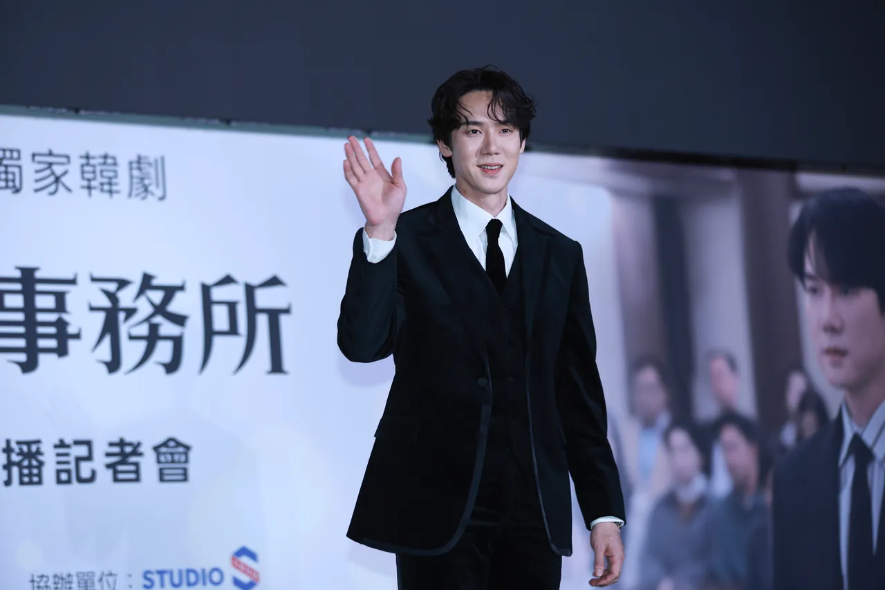 柳演錫開拍前特地與巫師見面聊天，也去法庭觀摩做足準備。攝影中心攝