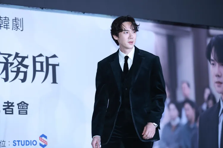 柳演錫身穿黑色西裝帥氣走上台。攝影中心攝