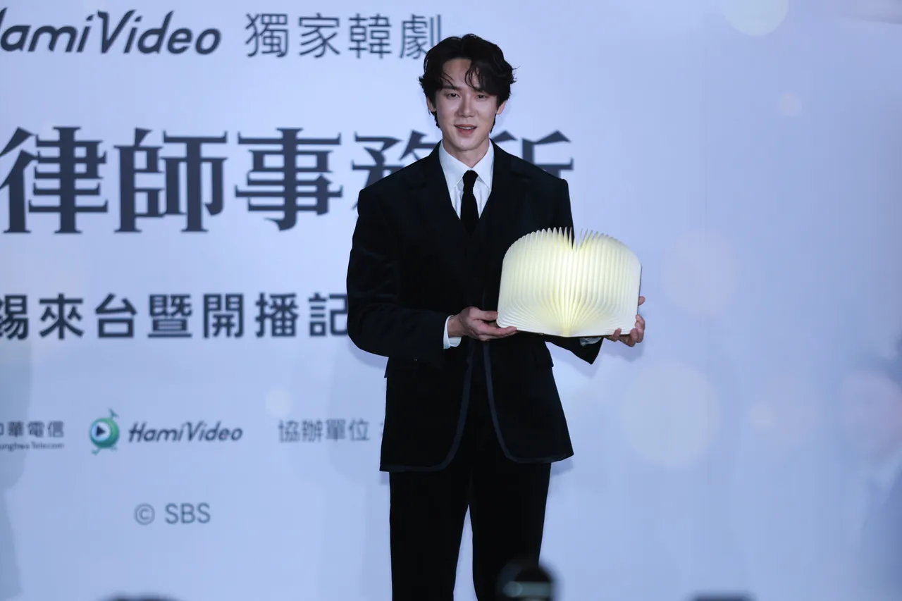 柳演錫喜收《神與律師事務所》燈書。攝影中心攝