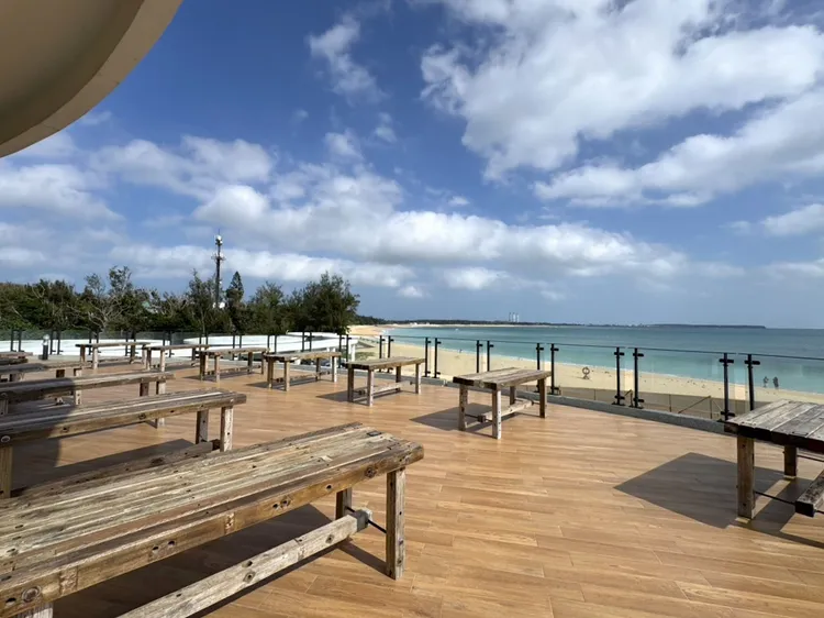 安排造訪鄰近沙灘的絕美海邊咖啡廳，享用客製下午茶。雄獅旅遊提供