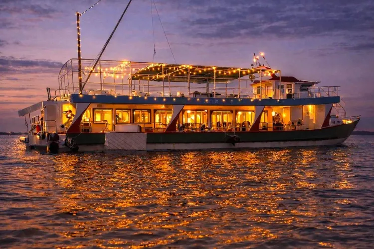 限定吉貝場海上花火船從海面近距離觀賞煙火展演，並於夕陽下享用在地龍蝦海鮮盛宴。雄獅旅遊提供