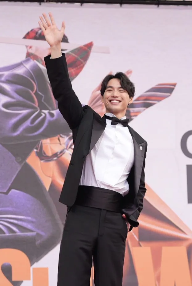 日本男星福士蒼汰現身「2026 GQ Suit Walk」開心向粉絲揮手。攝影中心攝