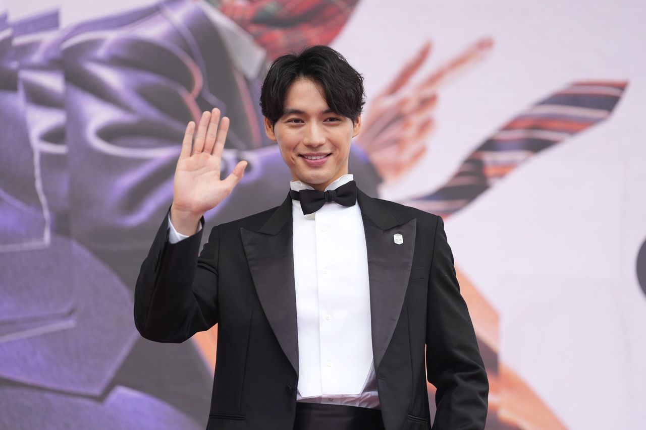 福士蒼汰穿西裝燦笑太迷人 秀超溜中文喊想吃小籠包