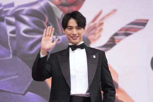 福士蒼汰穿西裝現身信義區燦笑太迷人　超溜中文喊想吃小籠包