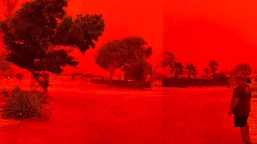 天有異象？澳洲海灘天空驚見「詭異末日紅」　專家說話了