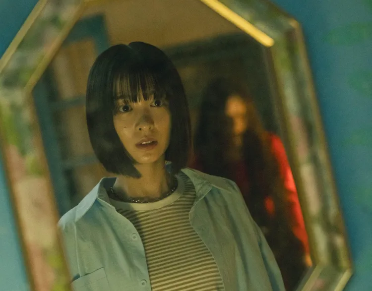 海津雪乃看到社群照片中鬼一紅衣女，決定來台找答案。壹壹喜喜電影提供