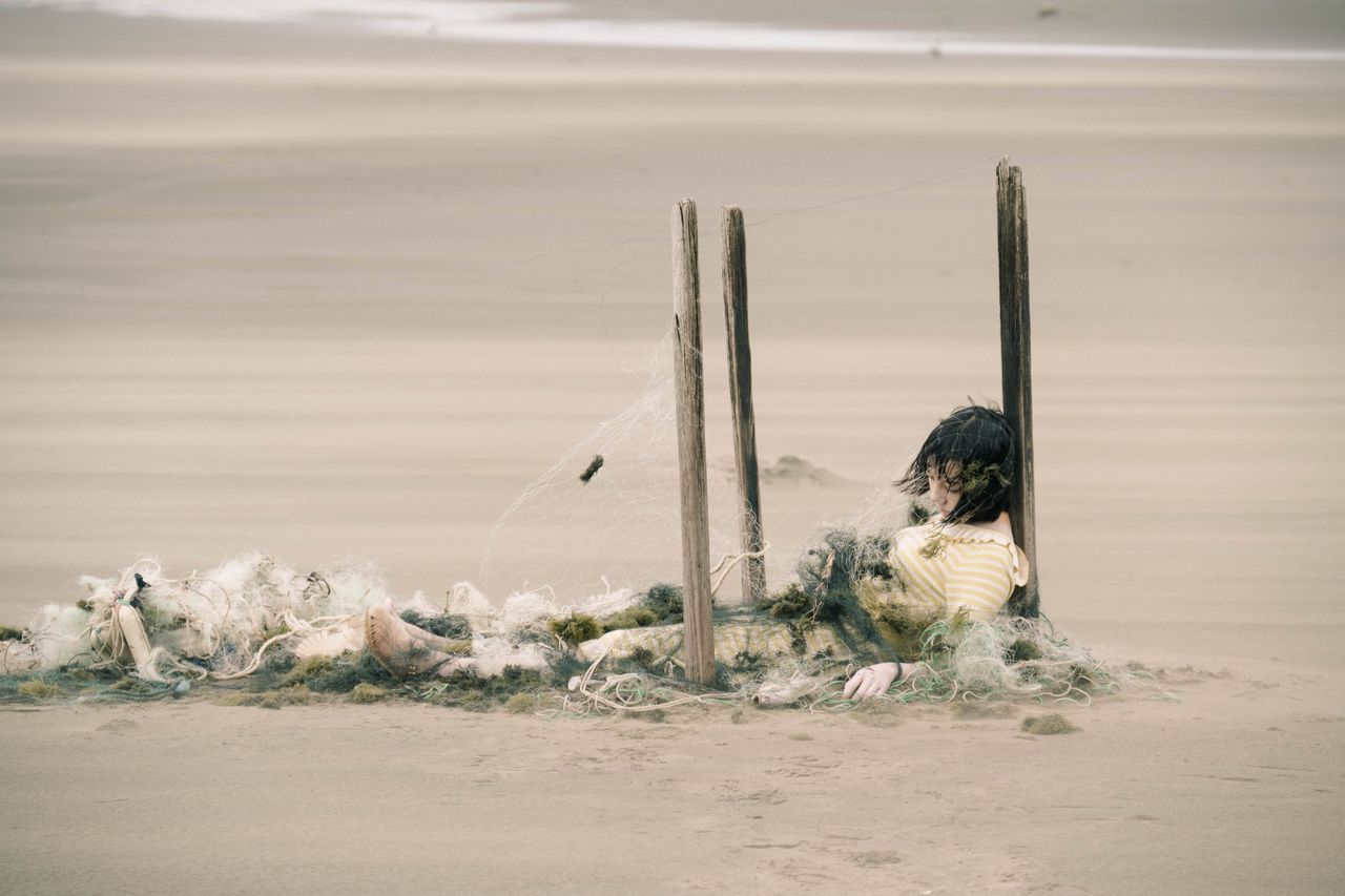 日恐怖片攜手台灣《咒》團隊!宮廟文化揭紅衣女死亡詛咒