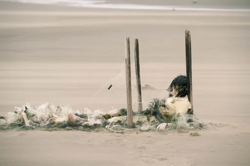 日恐怖片攜手台灣《咒》團隊！宮廟文化揭紅衣女死亡詛咒