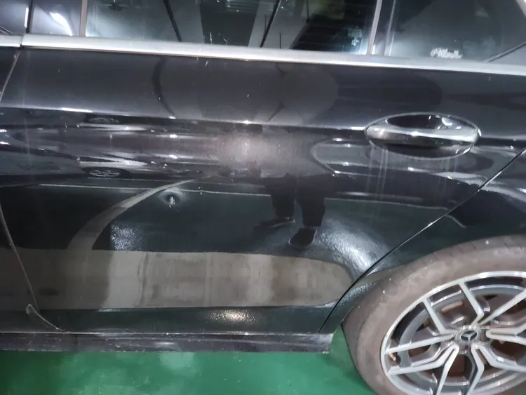 賓士車板金凹損。翻攝畫面