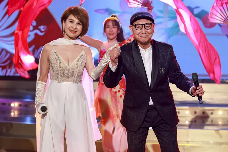 向娃（左）和康弘合唱。民視提供