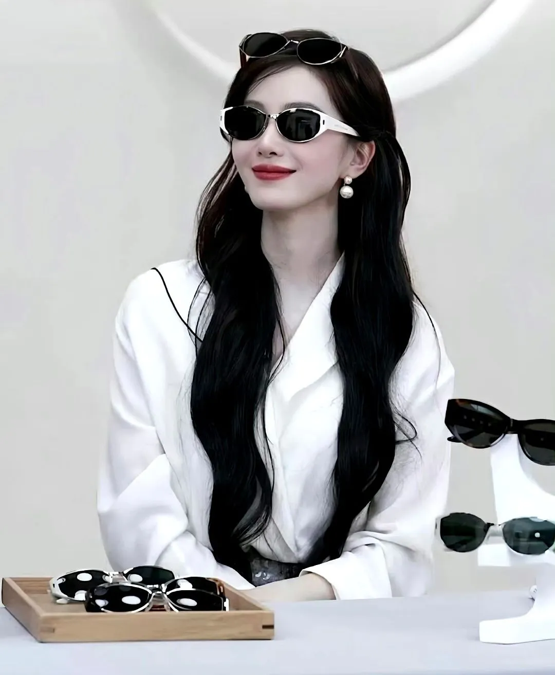 劉詩詩昨現身直播間，展示墨鏡又美又颯。翻攝抖音