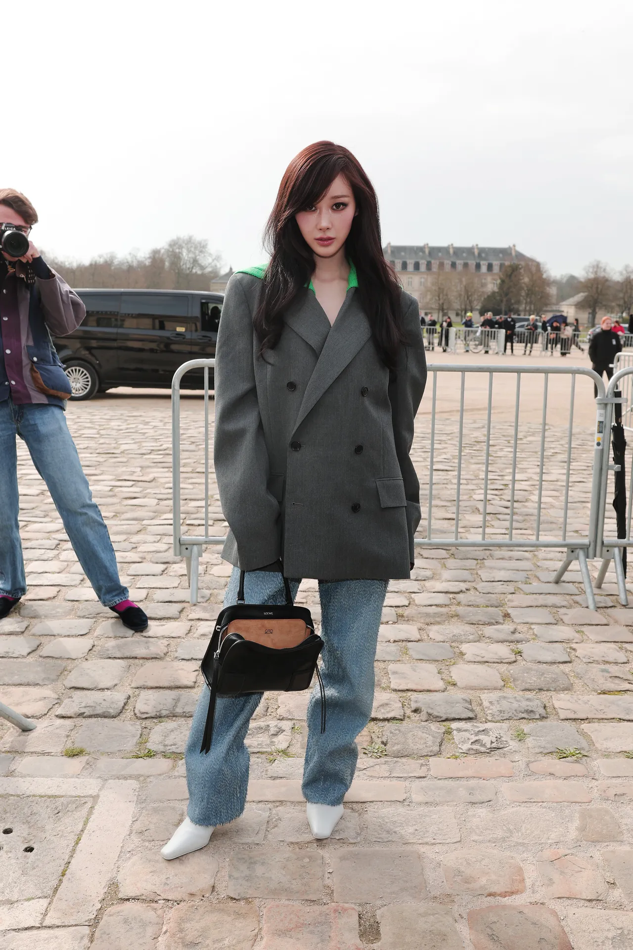 aespa Giselle演繹LOEWE Amazona 180包款。品牌提供