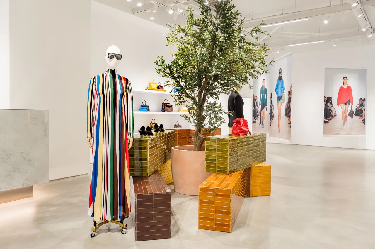 LOEWE 2026春夏系列。品牌提供