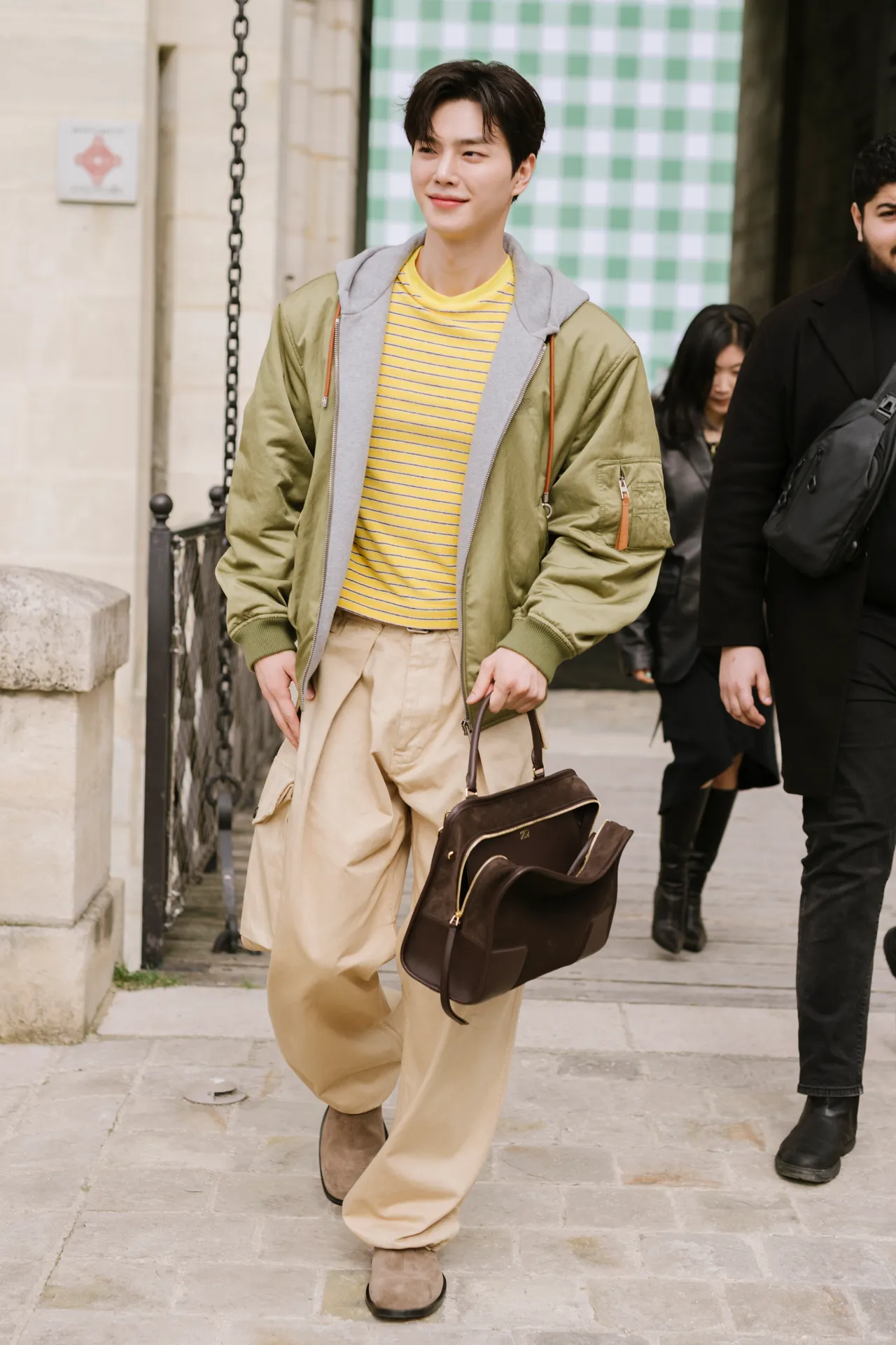 宋江演繹LOEWE Amazona 180包。品牌提供