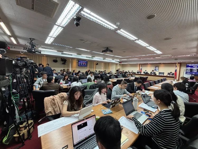 內政委員會大批媒體關注李貞秀質詢。邱筠媜攝