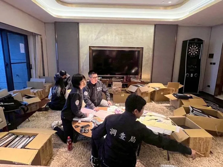 檢調偵辦太子集團詐騙案。圖為搜索畫面，調查局提供