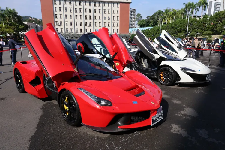 行政執行署拍賣太子集團名下被查扣的33輛豪車及超跑。圖中法拉利馬王FERRARI LaFerrari被車商以1.35億元標走。莊宗達攝