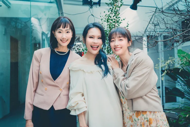 周蕙（中）邀請好友陸明君（左）和田中千繪（右）一起演出MV。群石國際提供