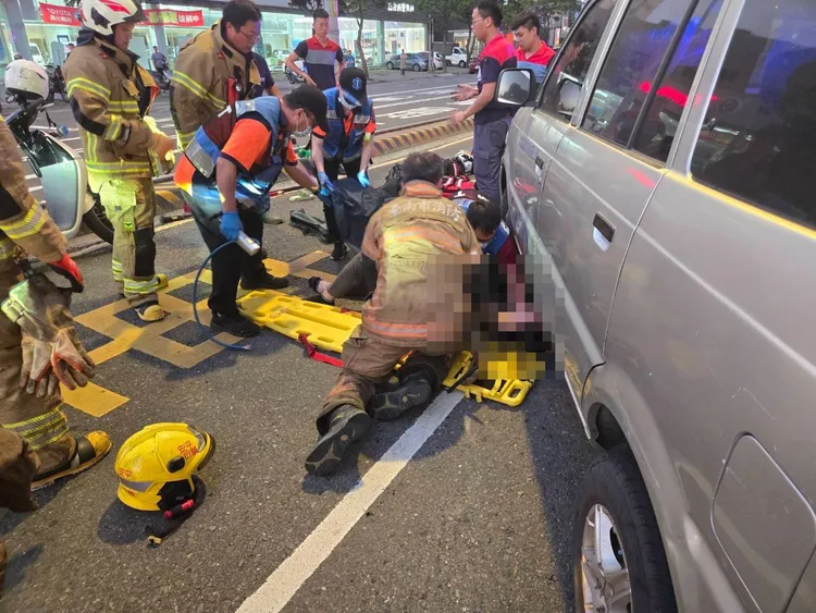 消防人員以工具撐起車子將人脫困，所幸意識清醒，送醫救治後並無生命危險。民眾提供