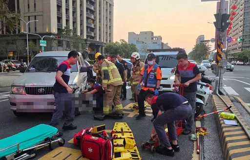 有片｜駕駛右轉沒禮讓　婦過馬路遭撞捲車底　警消馳援救命