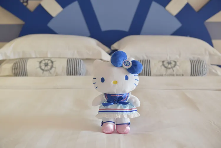 「三麗鷗主題房壽星專案」，生日當天入住每晚6999元起，還可獲得Hello Kitty玩偶。高雄漢來大飯店提供