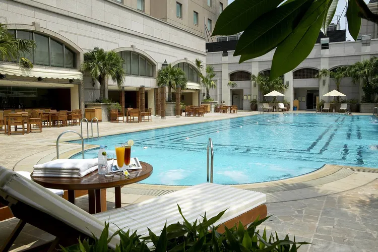 高雄漢來「慵懶樂遊專案」，每晚3920元起，提供延遲退房至下午2點與館內設施使用等禮遇。高雄漢來大飯店提供