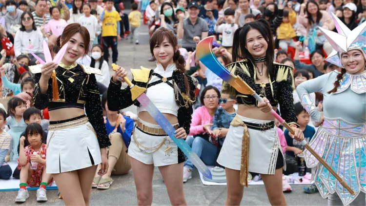 馬郁雯（前排左起）、許淑華、林亮君cosplay《Kpop獵魔女團》表演。翻攝自許淑華臉書