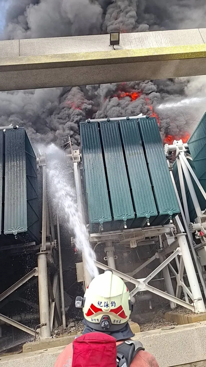 變電所爆炸後起火冒煙，消防人員緊急灌救中。翻攝畫面