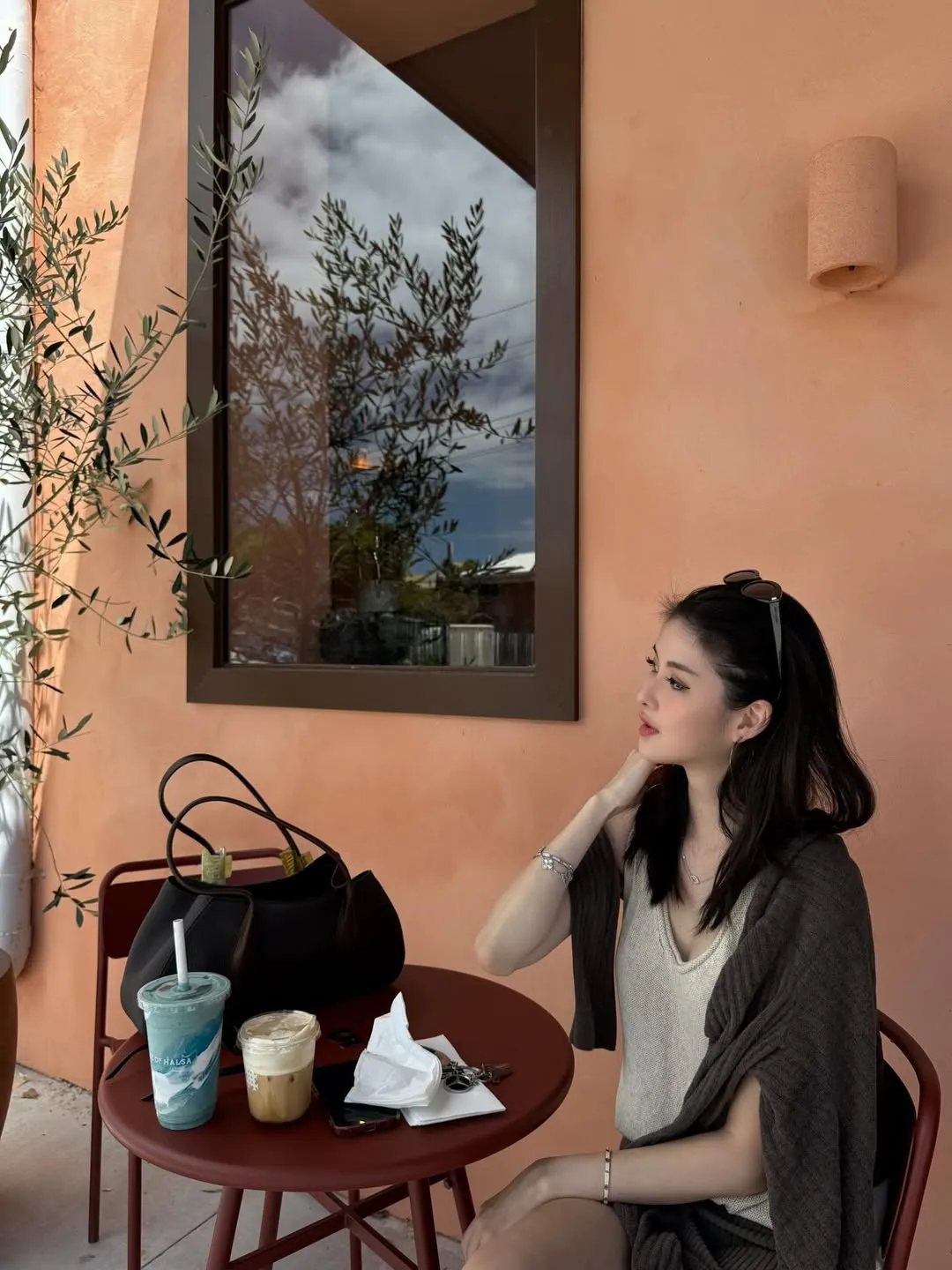 低調風格的廖思惟，包包愛牌同樣是極簡路線的The Row。翻攝廖思惟IG