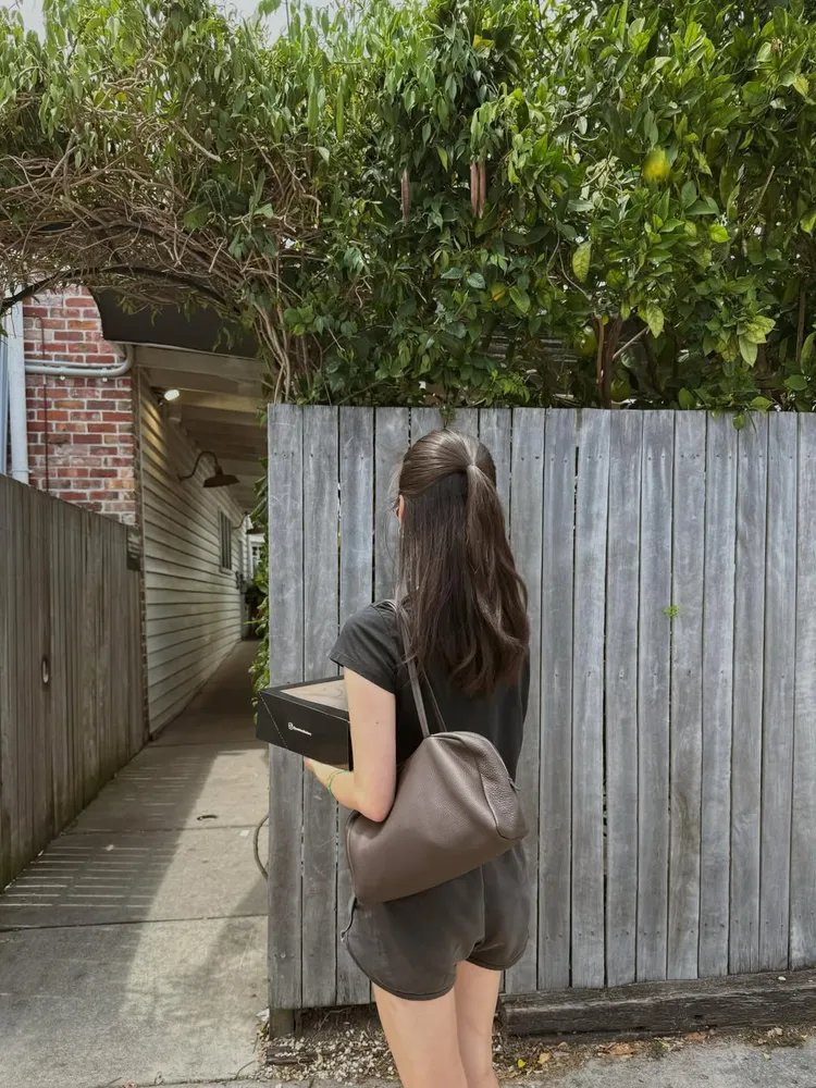 The Row Astra Bowling保齡球包以慵懶隨性的外型擄獲眾多名人的心。翻攝廖思惟IG