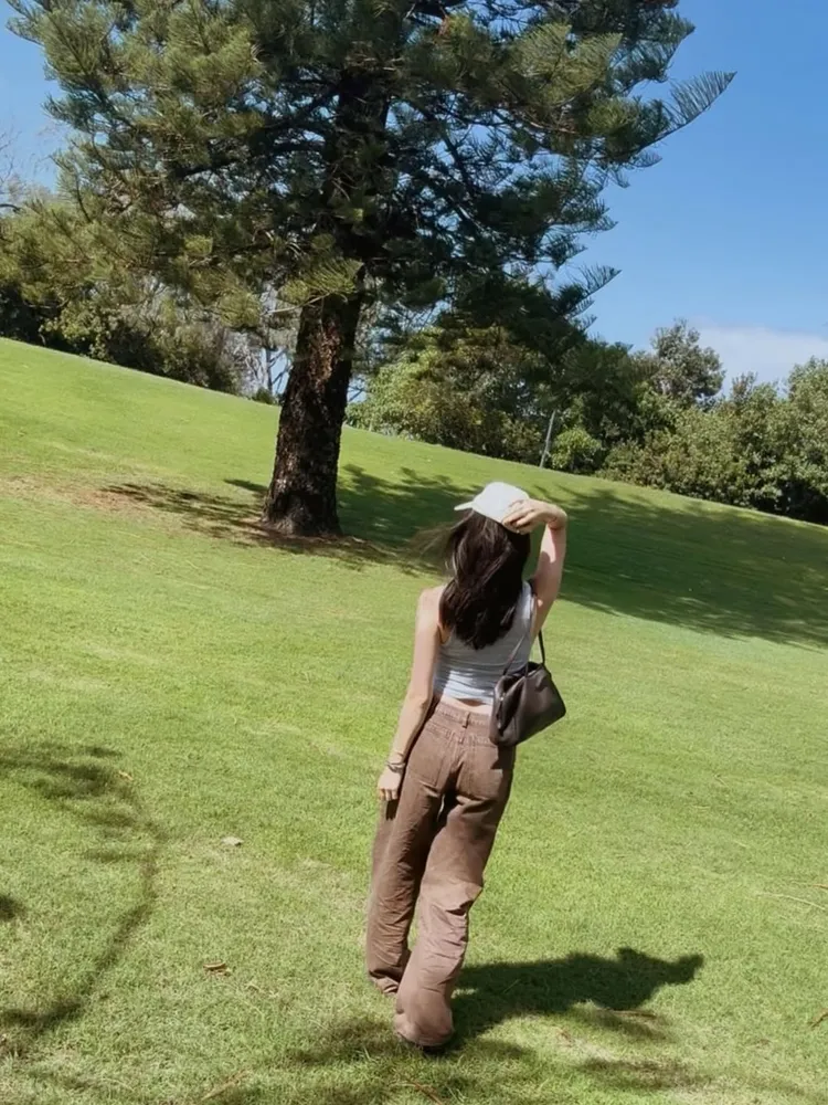 廖思惟以簡約造型拎上The Row Astra Bowling保齡球包。翻攝廖思惟IG