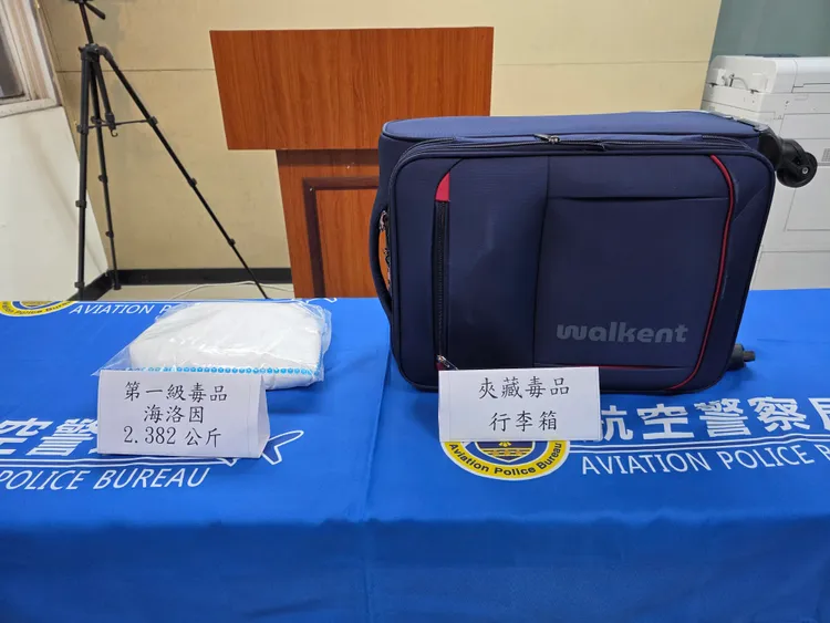 62歲美籍P姓男子行李箱內藏毒闖關，X光機掃不出內容物反而露餡。翻攝畫面