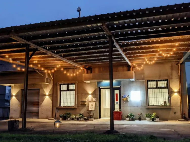 「暖心餐館」坐落哈瑪星鐵道文化園區。翻攝畫面