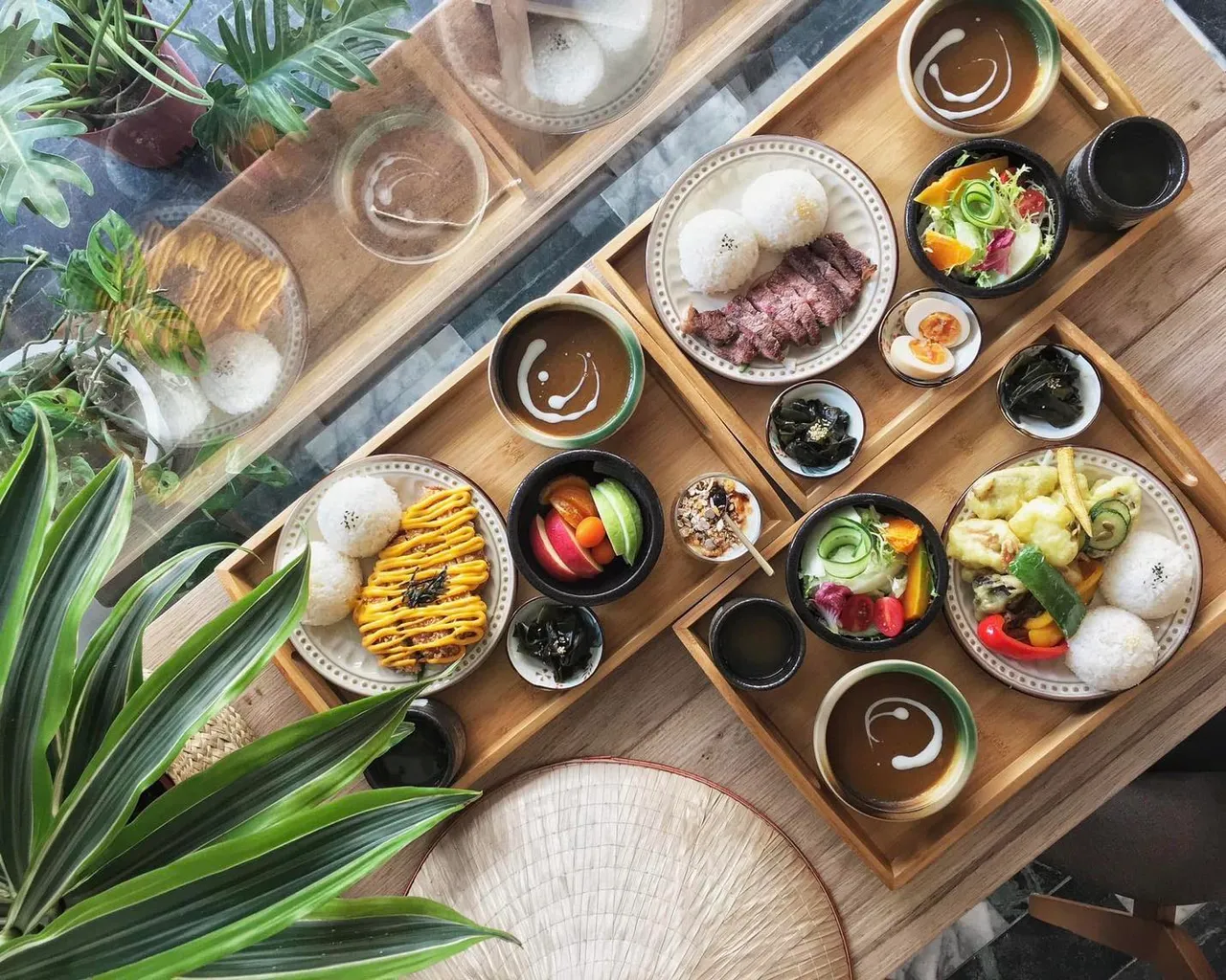 「溫咖裏」以現點手作咖哩搭配植栽木質空間，為樂迷打造在高雄音樂之旅的能量充電站。翻攝畫面