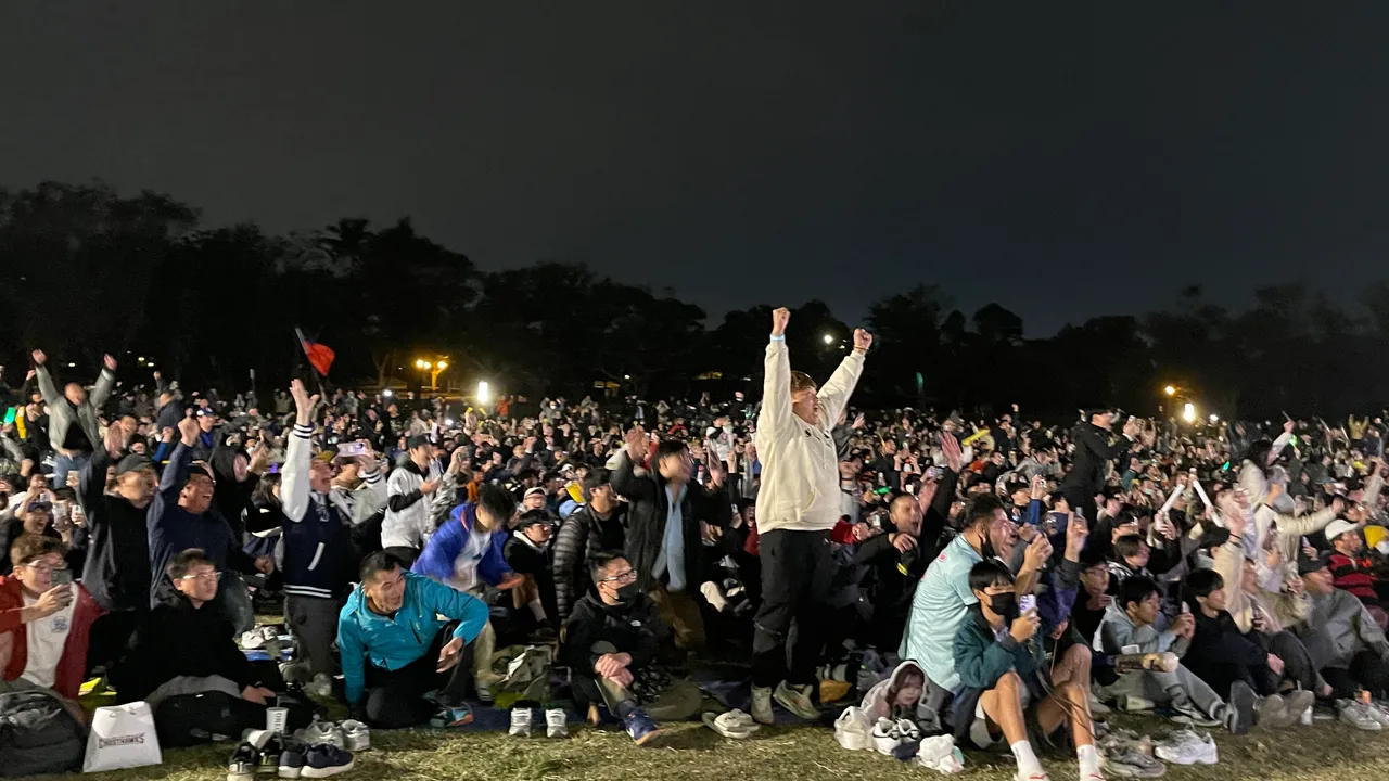 2025 WBCQ世界棒球經典賽資格賽高雄轉播活動現場民眾加油應援。翻攝畫面