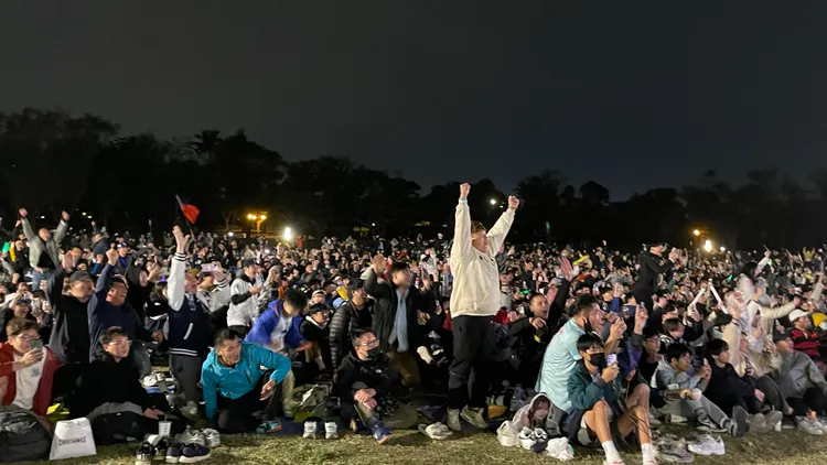 2025 WBCQ世界棒球經典賽資格賽高雄轉播活動現場民眾加油應援。翻攝畫面