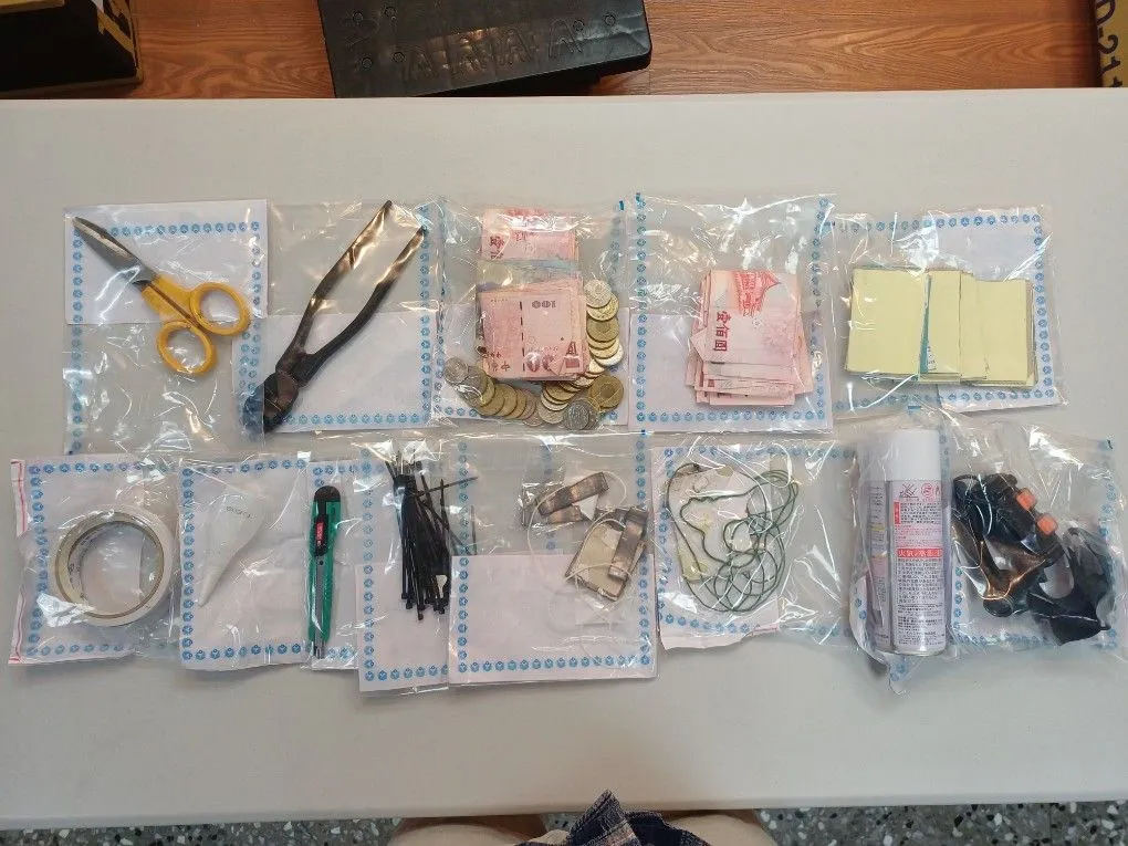 警方查扣其作案工具等贓證物。翻攝畫面